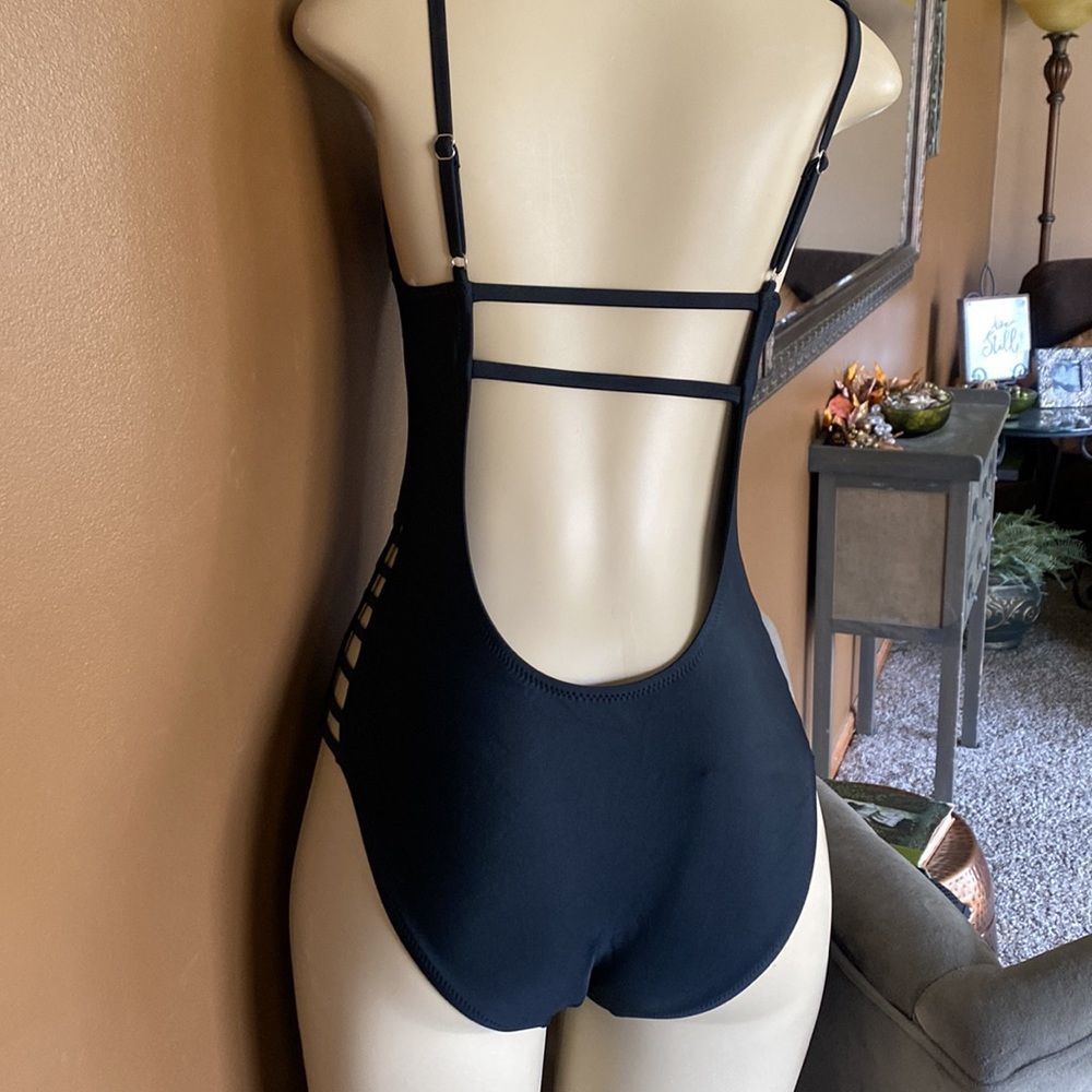 Victoria's Secret Cut Out One Piece Black Swimsuit Size Small! - Picture 5 of 11